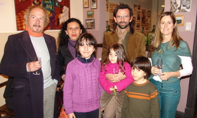 Artistas en familia: Lucía Coria y Fernando Jereb junto a sus hijos Vera, Vicente y Venecia y sus amigos, Horacio Reyes Correa y Cecilia Romera. Foto: Florencia Da Souza / MDZ