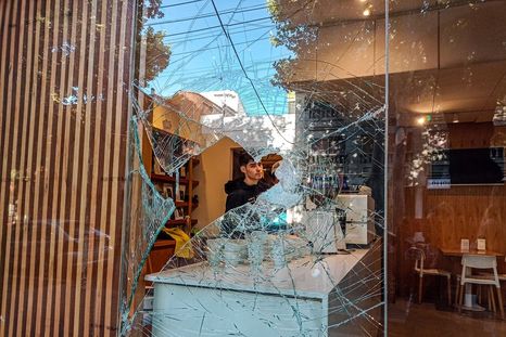 Rompieron la vidriera e ingresaron a robar en un café en el centro de la Ciudad de Mendoza Foto: Emilce Vargas Ferrara/MDZ