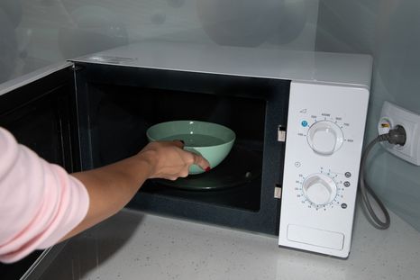 Limpiar el microondas con ingredientes naturales es una opción segura, económica y ecológica.&nbsp;