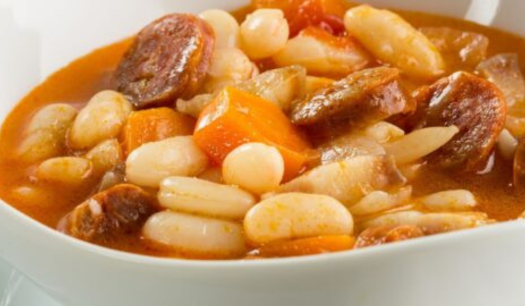 La receta de porotos con chorizos es un clásico que combina tradición y sabor casero. La receta de porotos con chorizos es un clásico que combina tradición y sabor casero.