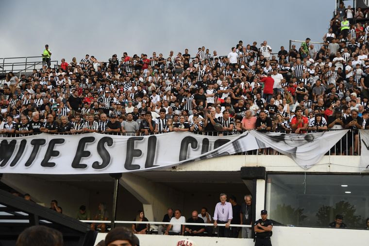 Gimnasia disputa un partido clave en el Víctor Antonio Legrotaglie, que luce lleno. Gimnasia disputa un partido clave en el Víctor Antonio Legrotaglie, que luce lleno.