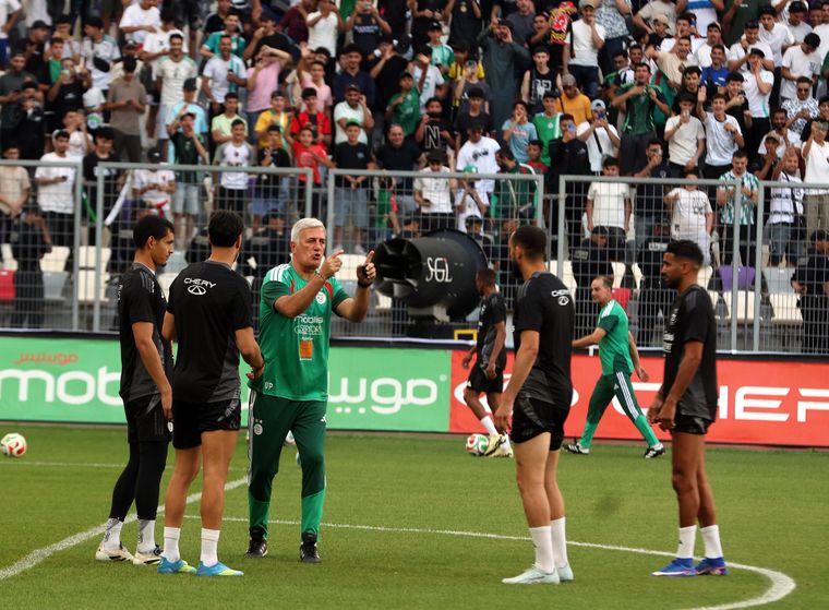 Vladimir Petkovic y la Selección de Argelia ya se entrenan en Estados Unidos. Vladimir Petkovic y la Selección de Argelia ya se entrenan en Estados Unidos.