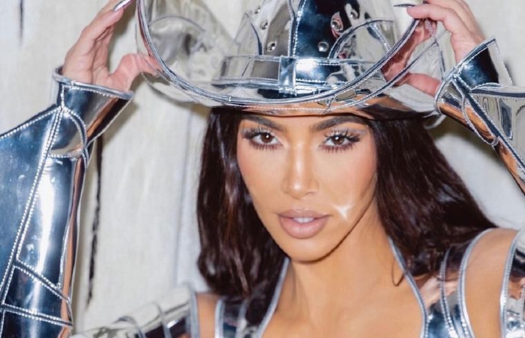 KIM KARDASHIAN LA INFLUENCER LUCIÓ UN DISFRAZ DE VAQUERO MODERNO EN EL PASADO HALLOWEEN. Foto: INSTAGRAM @KIMKARDASHIAN