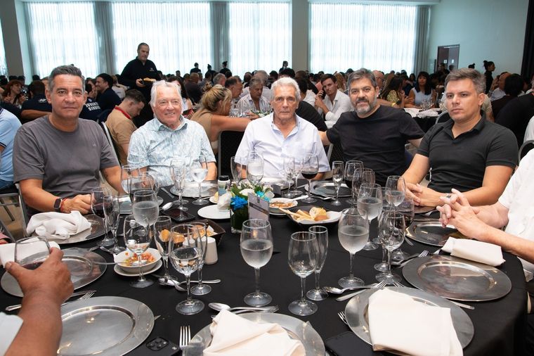 Barrionuevo, en el centro, flanqueado por Carlos Acuña y Carlos Bianco 