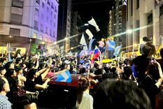 Los simpatizantes de Milei se convocaron en la puerta del búnker de La Libertad Avanza Foto: Andrea Ginestar