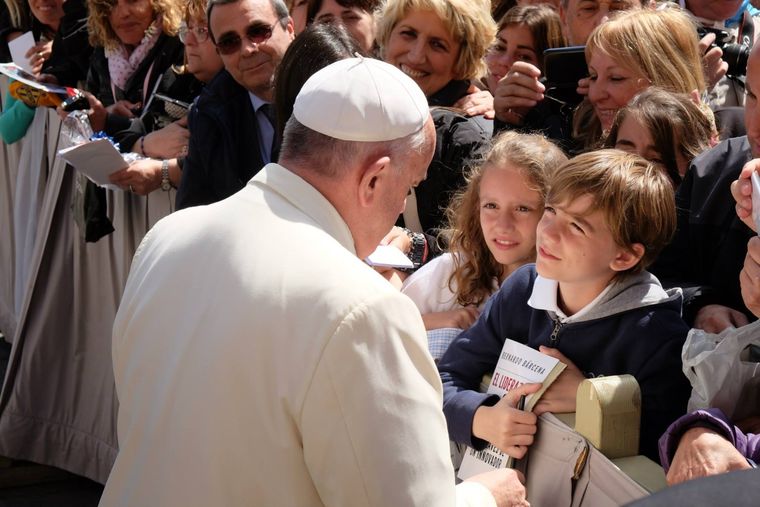 Sol y Santiago, los hijos de Bernardo, conversando con Francisco.