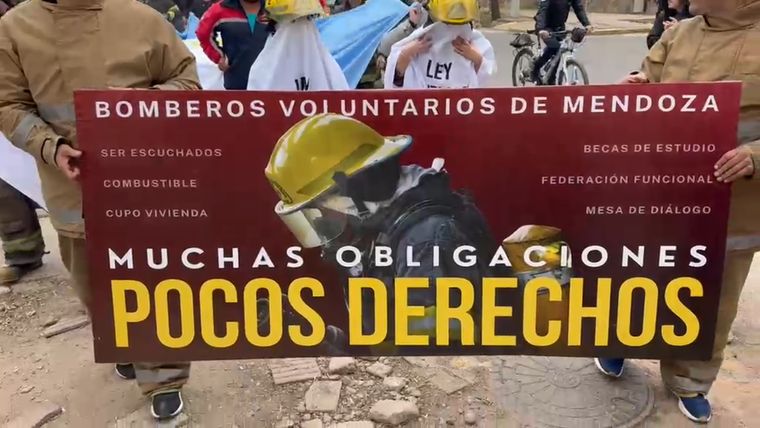 Bomberos voluntarios de distintos departamentos se concentraron frente a Casa de Gobierno para reclamar por la Ley 7.679.