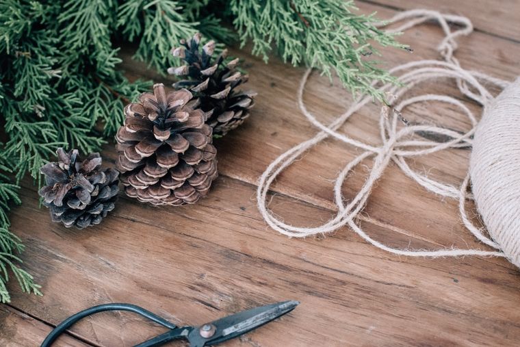 Usar árboles naturales y decoraciones como pueden ser piñas para evitar el plástico hará que tengas una Navidad más ecológica. Foto: Unsplash