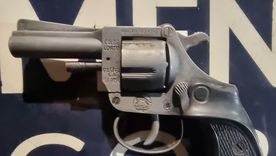 El arma estaba escondida en el interior de la campera de uno de los detenidos. El arma estaba escondida en el interior de la campera de uno de los detenidos.