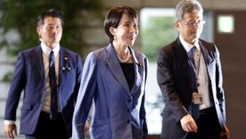 Sanae Takaichi (centro), primera ministra de Japón, en el medio de una situación compleja, que podría tener impacto en la cotización del yen. Sanae Takaichi (centro), primera ministra de Japón, en el medio de una situación compleja, que podría tener impacto en la cotización del yen.