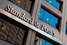 Calificadora declara default selectivo para deuda argentina en pesos.