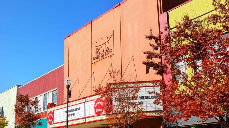 "Jesús sobre todas las cosas", lee el letrero en lo alto del histórico teatro Lamplight, en el centro de Kingsport.