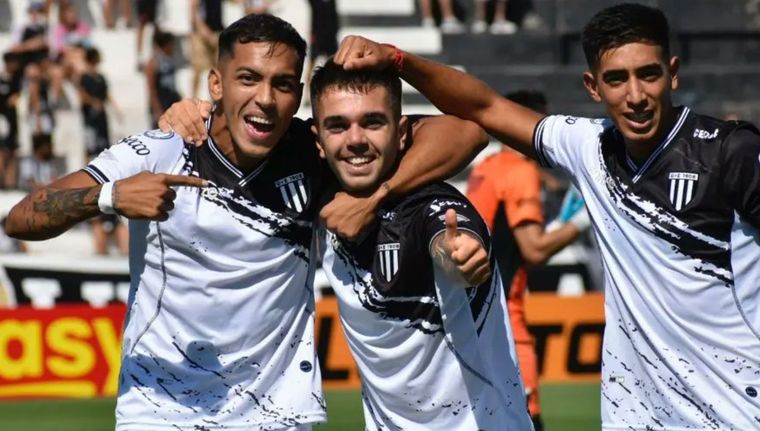 Romano festeja su gol con los compañeros. Foto: @GimnasiaMendoza