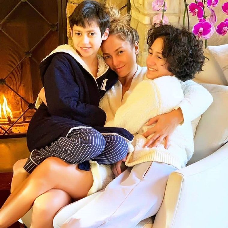 Jennifer Lopez junto sus hijos Emme y Maximilian Muñiz Foto: Instagram