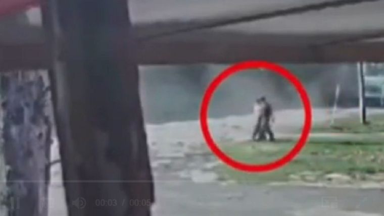 Una cámara de seguridad captó a los adolescentes cuando se dirigían hacia el descampado Foto: NA