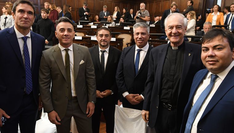 El intendente junto a sus pares y el padre Marcelo en la Asamblea Legislativa. Foto: ALF PONCE MERCADO / MDZ