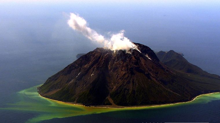 El vocán Suwanosejima, muy activo. Foto: Nhk.