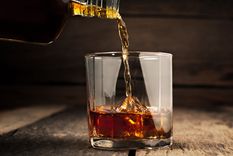 Dar con los mejores whiskies baratos puede ser algo complicado. Foto: Esquire - https://hips.hearstapps.com/hmg-prod.s3.amazonaws.com/images/mejores-whiskies-malta-1617703172.jpg