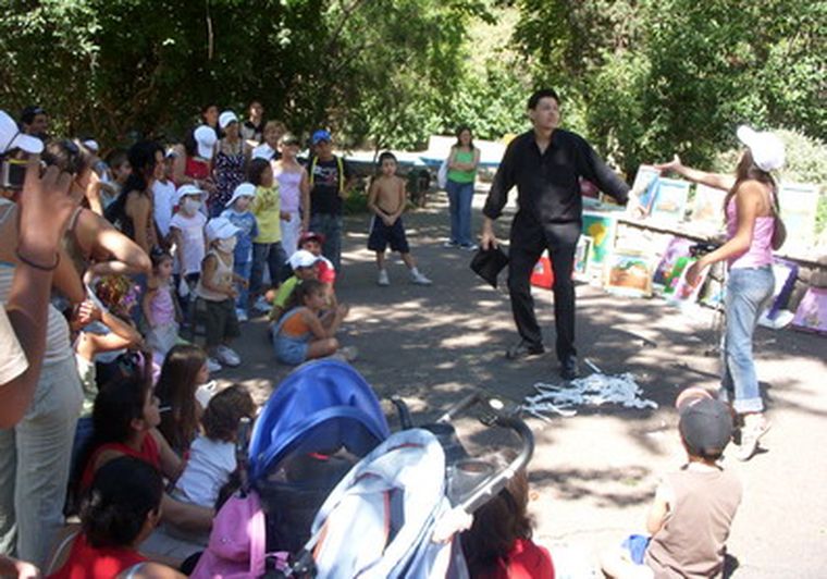 Juegos y acrobacias mantuvieron pendientes y entretenidos a los presentes. Foto: Mdz
