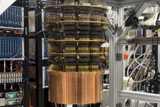 La computadora cuántica Willow de Google es una serie de discos redondos del tamaño de un barril de petróleo. La computadora cuántica Willow de Google es una serie de discos redondos del tamaño de un barril de petróleo.