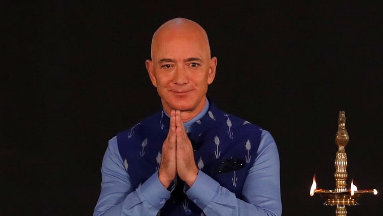 Jeff Bezos es uno de los pocos empresarios del mundo que aumentó su fortuna ya inmensa durante el colapso económico del COVID-19.