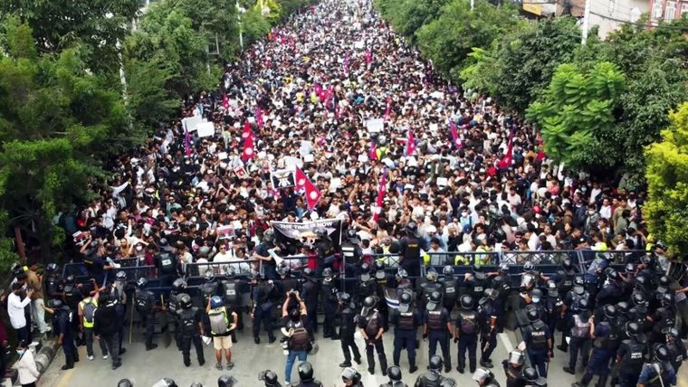 Protestas en Nepal, baneo de redes sociales y crisis política.