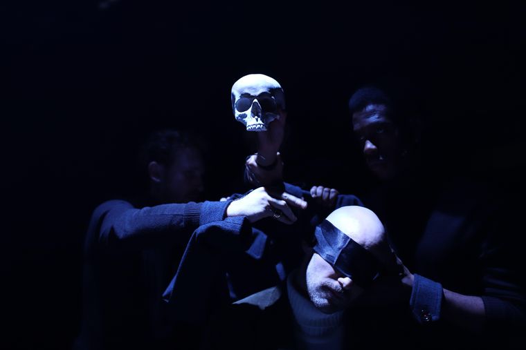 Montaje de "Hamlet" dirigido por Sinéad Rushe en el teatro de la Royal Academy of Dramatic Arts (RADA).