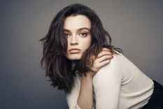 Foto: https://wall.alphacoders.com/by_sub_category.php?id=313859&name=Emma+Mackey+Fondos+de+pantalla&lang=Spanish