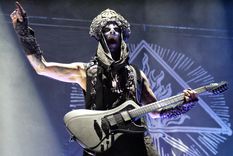 condenan a un musico por una foto: pisa una imagen de la virgen maria condenan a un musico por una foto: pisa una imagen de la virgen maria