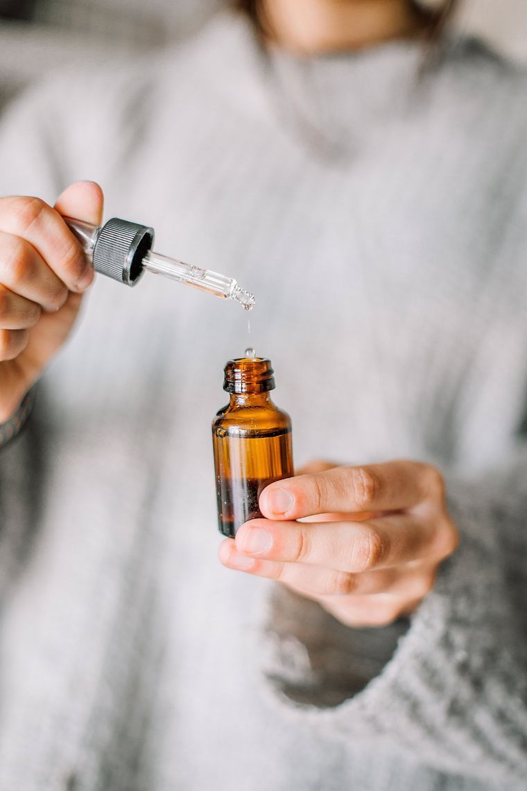 Los sérums han venido a cambiar el paradigma de nuestra rutina de belleza diaria Foto: Vogue