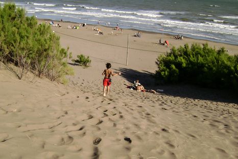 Las playas extensas permiten caminar y disfrutar del verano sin multitudes. Foto: Welcome Argentina Las playas extensas permiten caminar y disfrutar del verano sin multitudes. Foto: Welcome Argentina