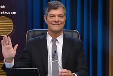 El presentador intimó al actor. El presentador intimó al actor.