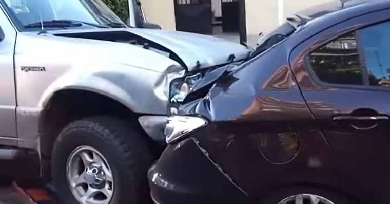 La camioneta primero chocó contra un auto y por la violencia del choque, impactó contra otro ubicado más adelante. La camioneta primero chocó contra un auto y por la violencia del choque, impactó contra otro ubicado más adelante.