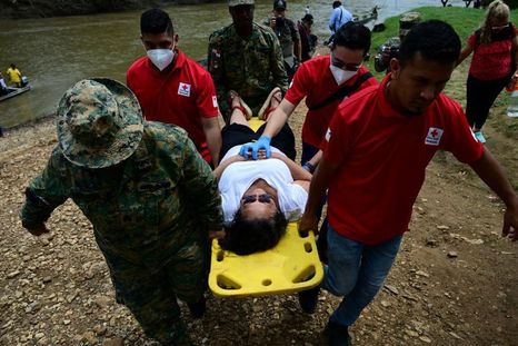 Una migrante herida es transportada a un campamento humanitario en el Darién en septiembre de 2024.