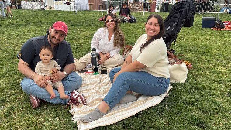 Con mantita y mate, muchas familias se dispusieron a disfrutar de la jornada. Con mantita y mate, muchas familias se dispusieron a disfrutar de la jornada.
