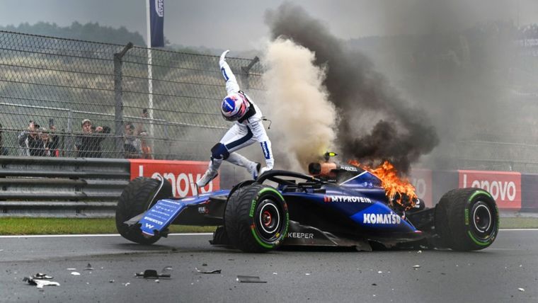 Sargeant sale de su monoplaza ardiendo en llamas. Foto: @SoyMotor