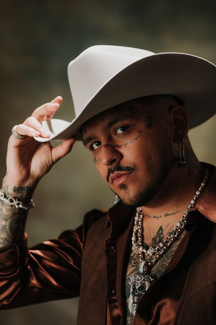 Christian Nodal tuvo un accidente aéreo en el que casi perdió la vida. Foto: Internet