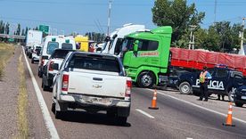 Los transportistas reclaman en las rutas de Mendoza. Los transportistas reclaman en las rutas de Mendoza.