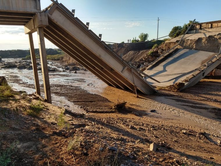 El puente ubicado sobre el Arroyo Los Pozos, en la Ruta Nacional 40 cayó producto de las tormentas. Foto: Archivo MDZ