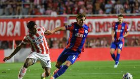 El mendocino Ignacio Perruzzi, volante central de San Lorenzo, defiende el balón ante la presencia de Cristian Tarragona, delantero de Unión. El mendocino Ignacio Perruzzi, volante central de San Lorenzo, defiende el balón ante la presencia de Cristian Tarragona, delantero de Unión.