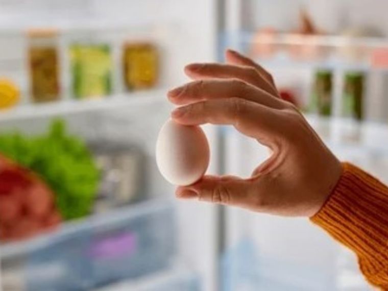 Muchas personas consumen huevo crudo creyendo que aporta un mayor grado nutricional Foto: Shutterstock