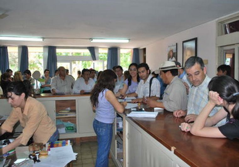 Momento en que renunciaba el Gabinete completo de Salgado. Foto: Gentileza de Julio de Santa Rosa