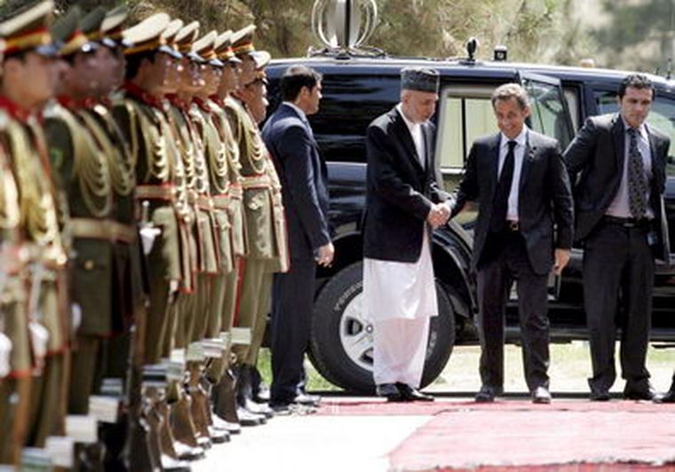 El presidente de Afganistán, Hamid Karzai  da la bienvenida a su homólogo francés , Nicolas Sarkozy. Foto: EFE