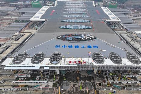 La megaestructura ferroviaria fue construida en Chongqing, una ciudad marcada por su relieve montañoso. La megaestructura ferroviaria fue construida en Chongqing, una ciudad marcada por su relieve montañoso.