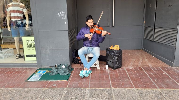 Muchos artistas callejeros de Mendoza emergieron en pandemia Foto: Julián Crowe / MDZ
