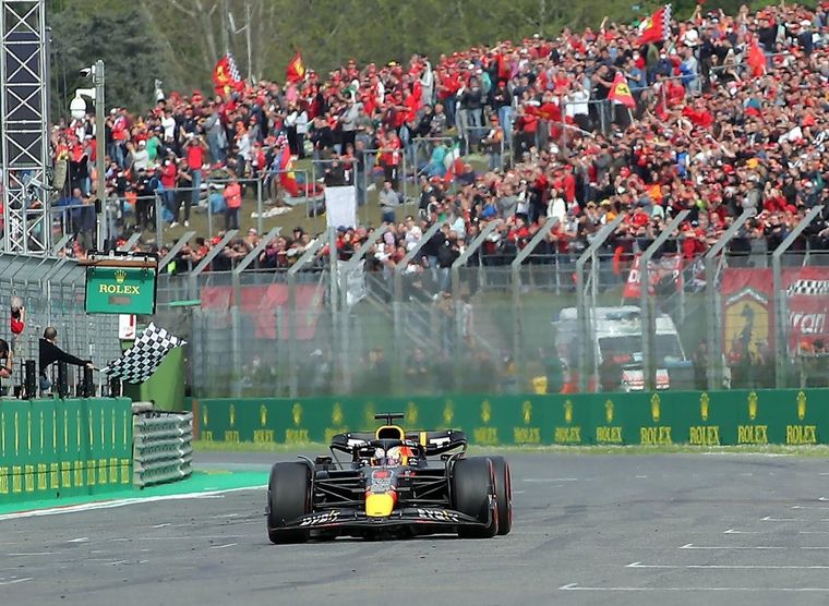 Verstappen cruza la meta para quedarse con la competencia. Foto: EFE