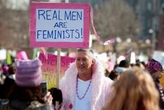 Los hombres de verdad son feministas, dice el cartel de un hombre que participa de una protesta feminista en Estados Unidos.