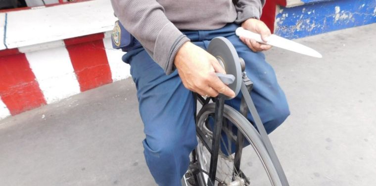 Afilador de cuchillos, un oficio tradicional que hoy se mantiene. Foto: Archivo MDZ