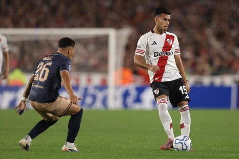 Fausto Vera juega el balón frente a la marca de Matías Núñez, de Carabobo. Tras un golpe en la rodilla, el mediocampista de River fue reemplazado por Aníbal Moreno. Fausto Vera juega el balón frente a la marca de Matías Núñez, de Carabobo. Tras un golpe en la rodilla, el mediocampista de River fue reemplazado por Aníbal Moreno.