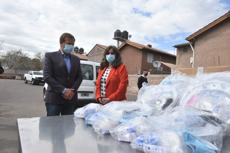 Rodolfo Suarez y Ana María Nadal. La ministra agradeció insumos e instrumental de la Nación. Foto: Prensa Gobernación